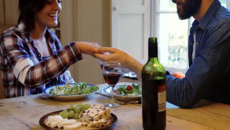 Mann-Schenkt-Seiner-Frau-Einen-Fingerring