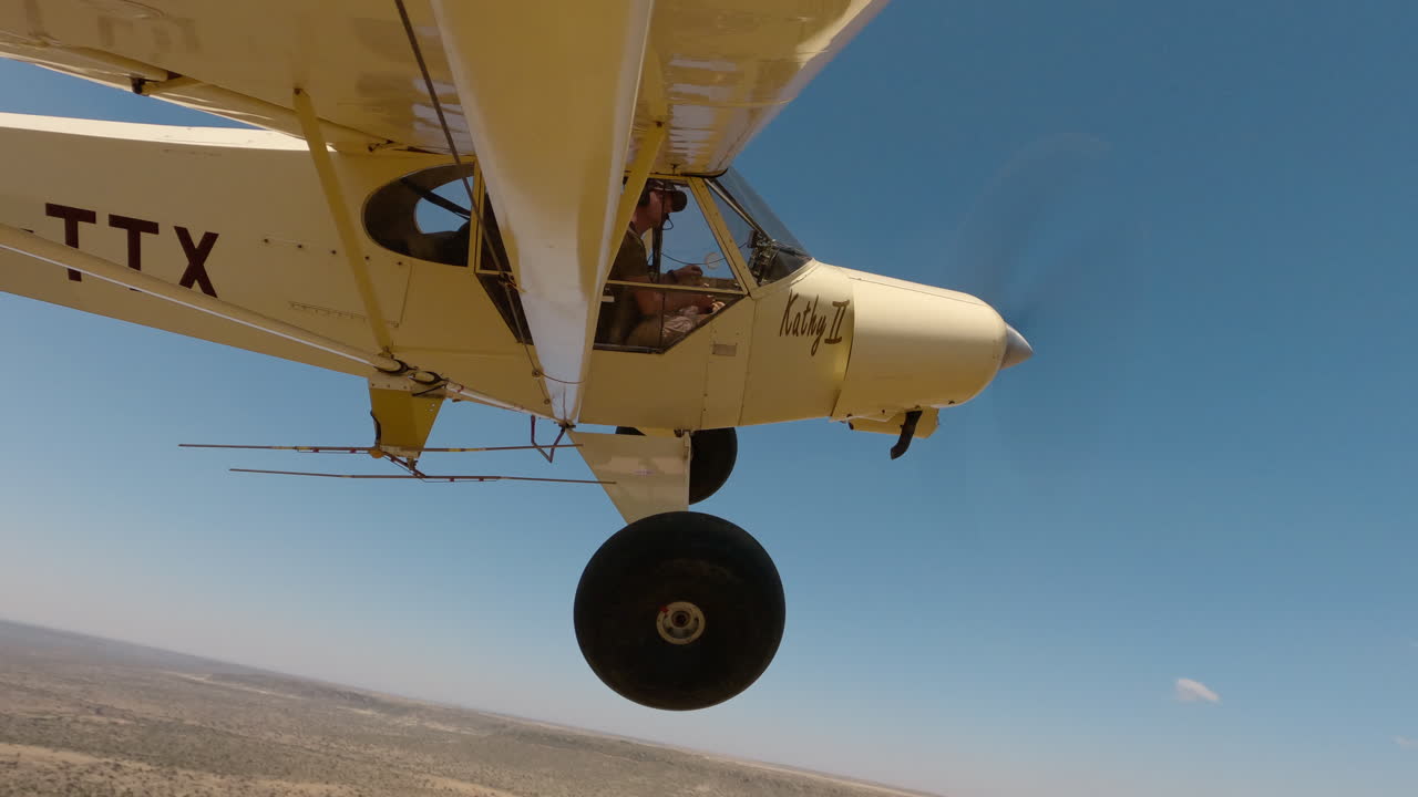 Piccolo aereo bushcraft in volo sopra una savana arida
