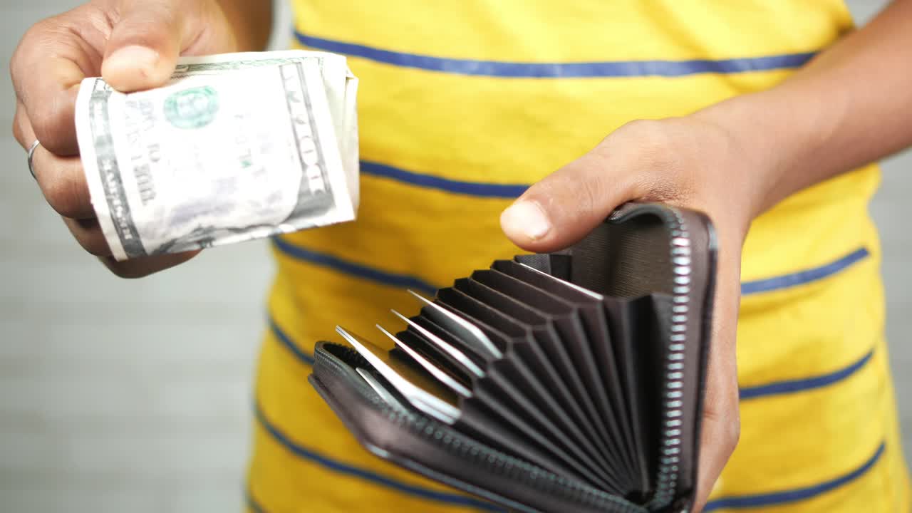 지갑에서 현금을 꺼내는 남자들,