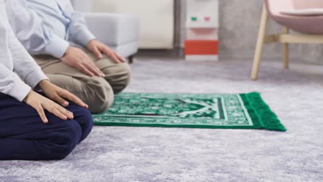 Muslim-father-and-son-praying.