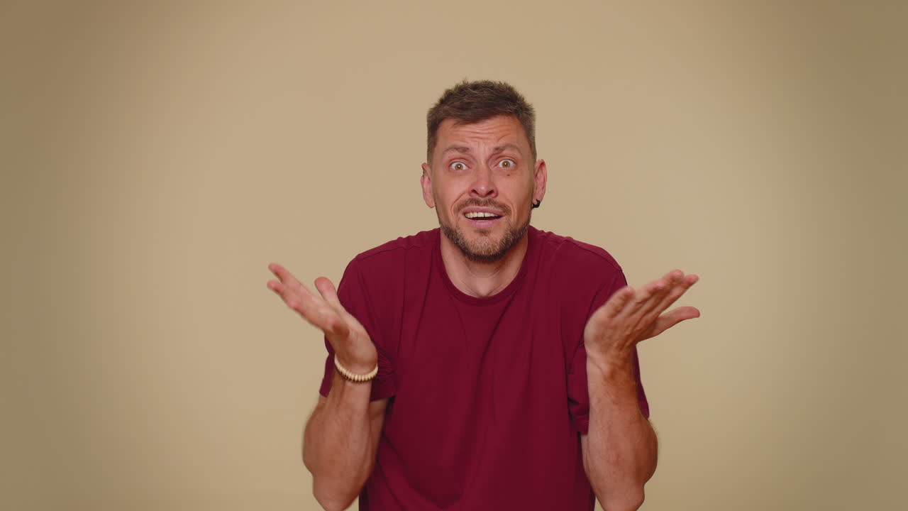 joven asustado temeroso cubriendo las orejas con las manos, cerrando los ojos, conociendo su propia fobia, enloquecido