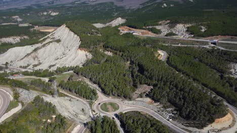 rotonda de la autopista cerca del embalse de yesa en el país vasco de españa