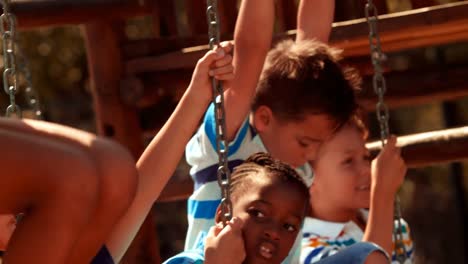 Schulkinder-Haben-Spaß-Auf-Dem-Spielplatz