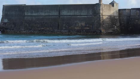 relajante vista en cámara lenta de pequeñas olas rompiendo en la playa