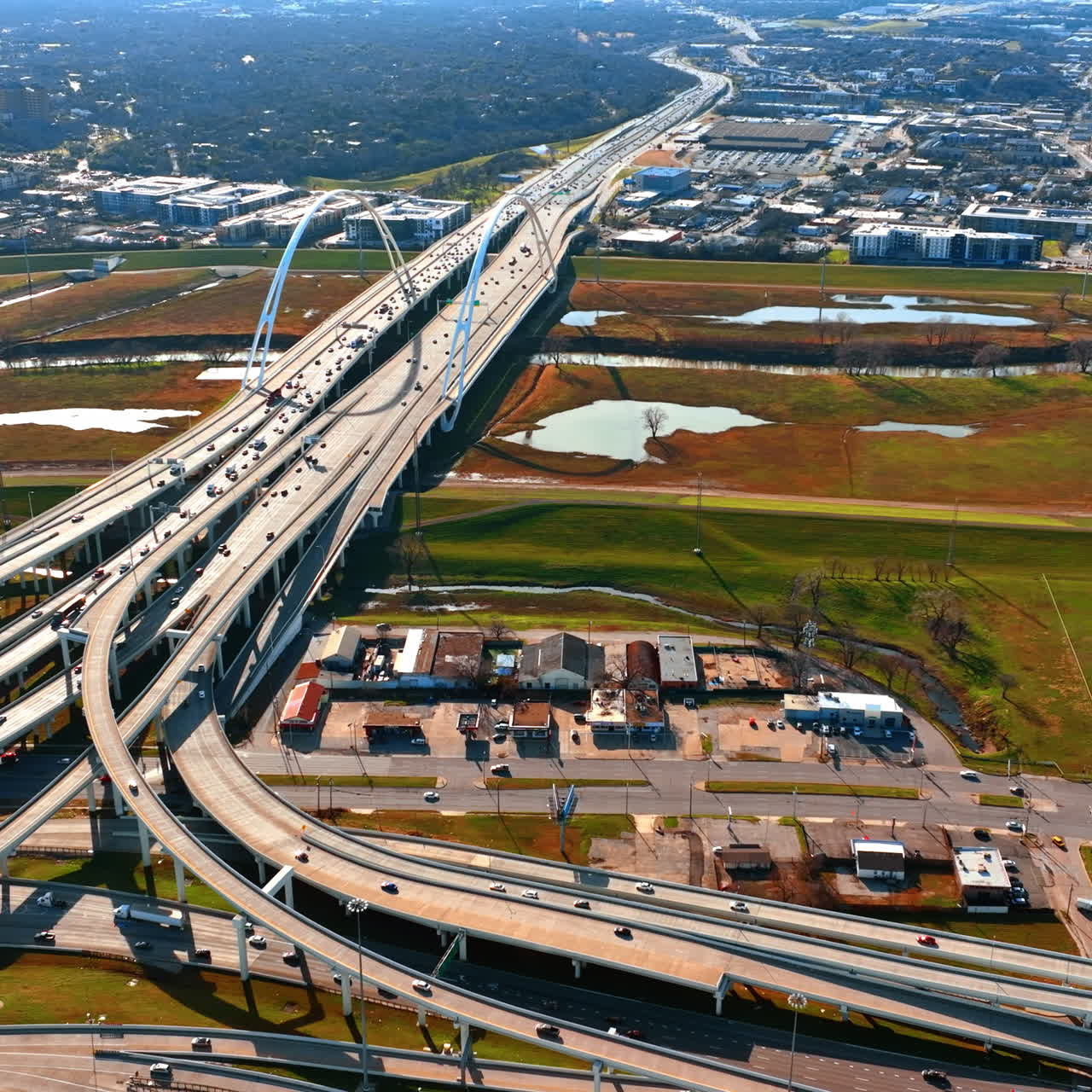 Auto's rijden van en naar de prachtige brug in Dallas, Texas. Schilderachtig uitzicht op de metropool van bovenaf.