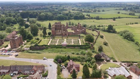 Ruinas-Turísticas-Del-Castillo-De-Kenilworth-Y-Jardines-Isabelinos,-Inglaterra,-Antena