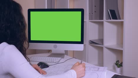 trabajador de una empresa de construcción o de una agencia de arquitectura