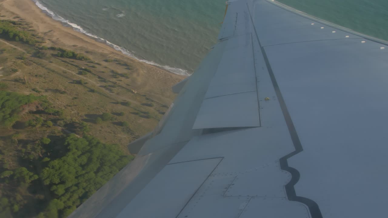 avión volando sobre la vista del ala del mar