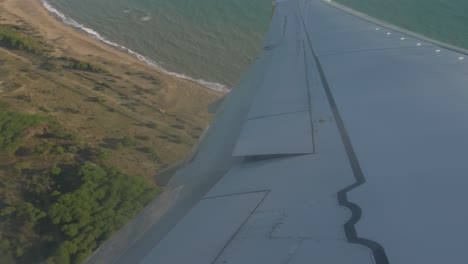 avión volando sobre la vista del ala del mar