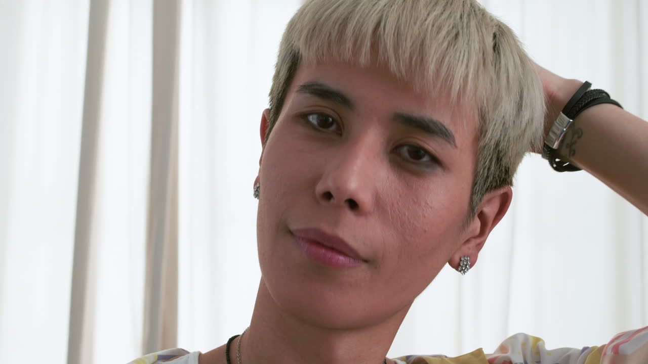 실내에서 포즈를 취하는 사람