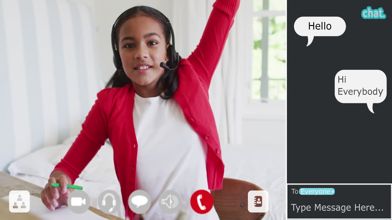 animación de la interfaz de videollamada con la niña levantando la mano en la lección en línea, y mensajes de la sala de chat