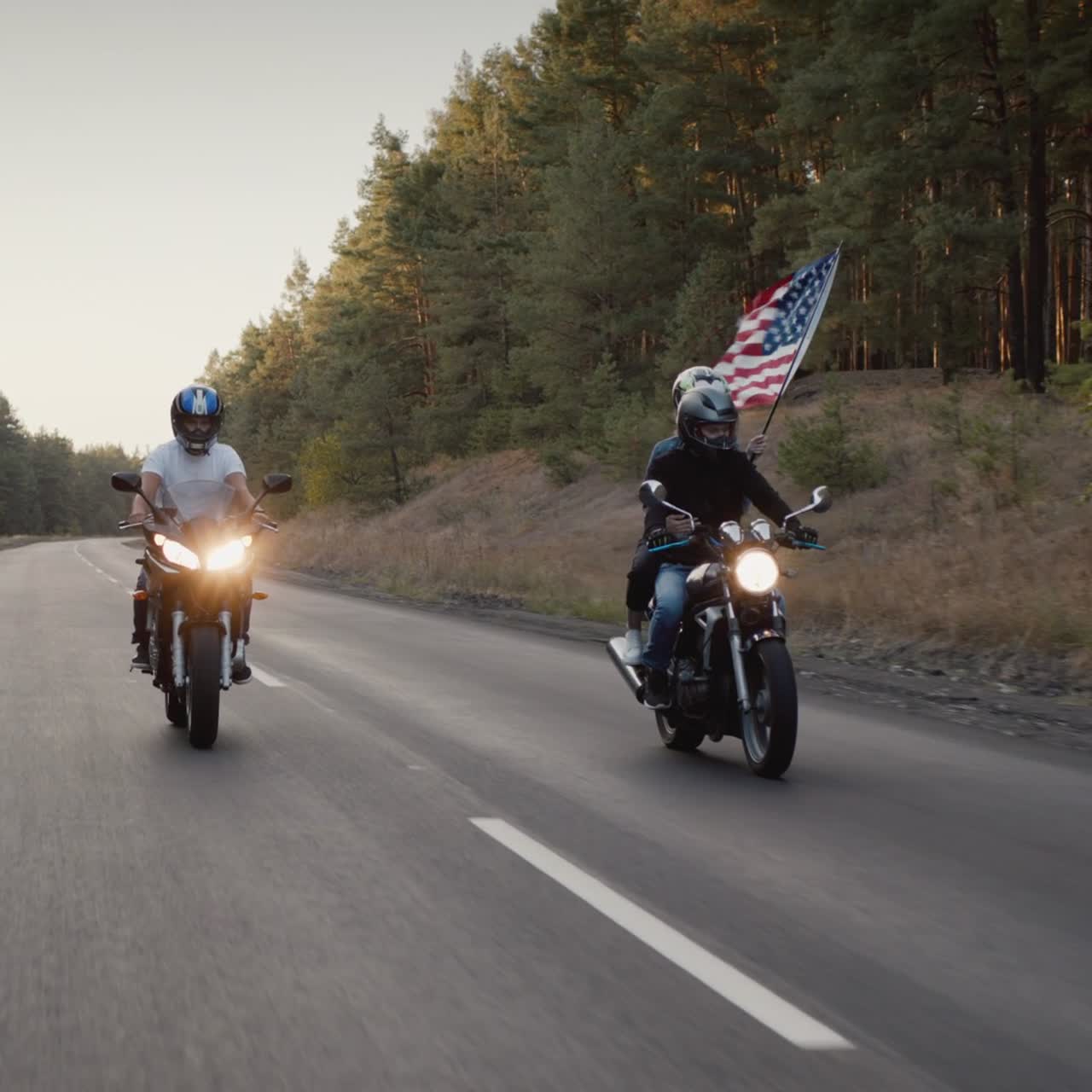 jóvenes en motocicletas de alta velocidad viajan en la carretera 1