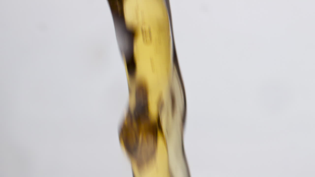 금색 맥주 흐름은 슈퍼 슬로 모션으로 가까이에서 니다.  밀 말트 알코올