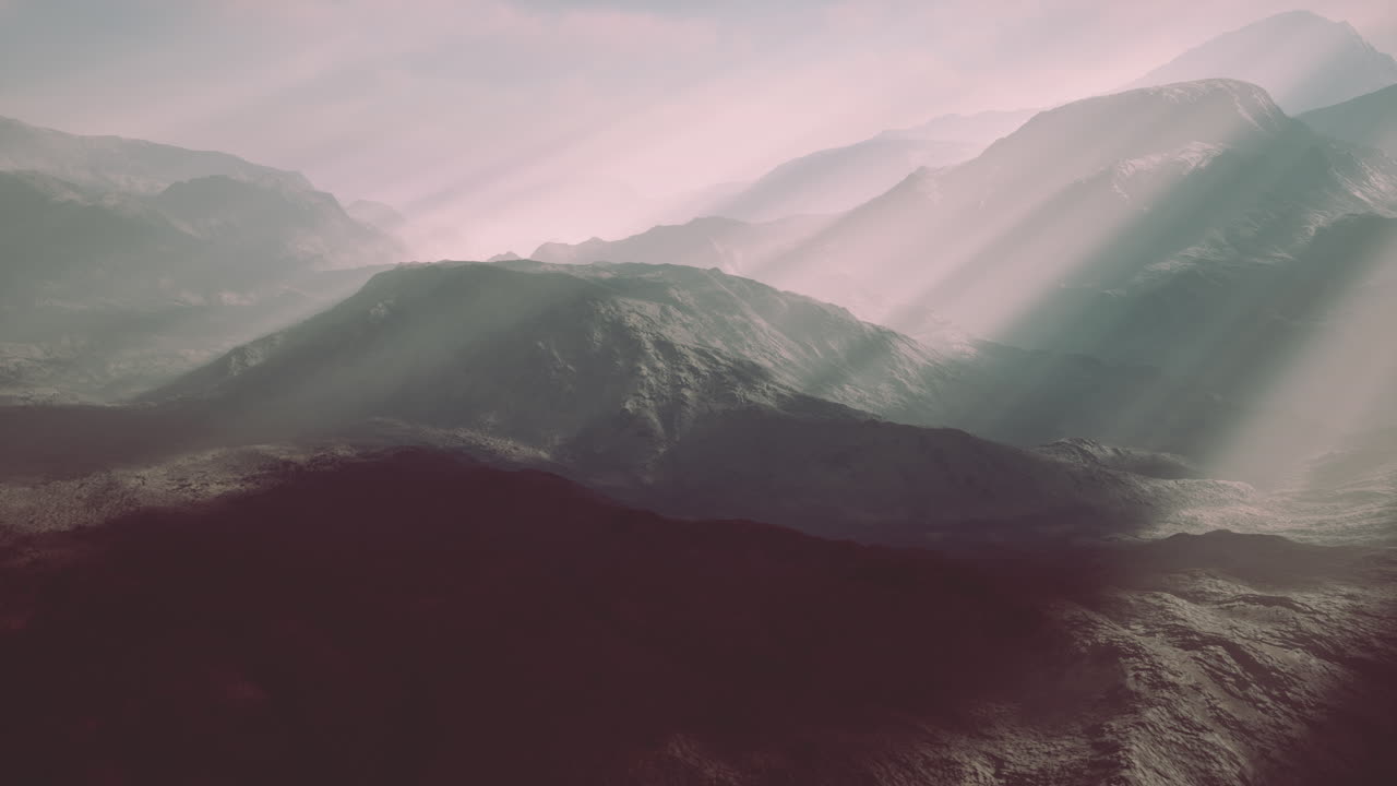 cadenas alpinas envueltas en la niebla de la mañana
