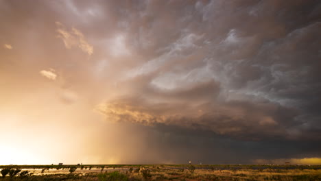 Ein-Wunderschöner-Sonnenuntergang,-Nachdem-Ein-Gewitter-Durch-Den-Texas-Panhandle-Zieht