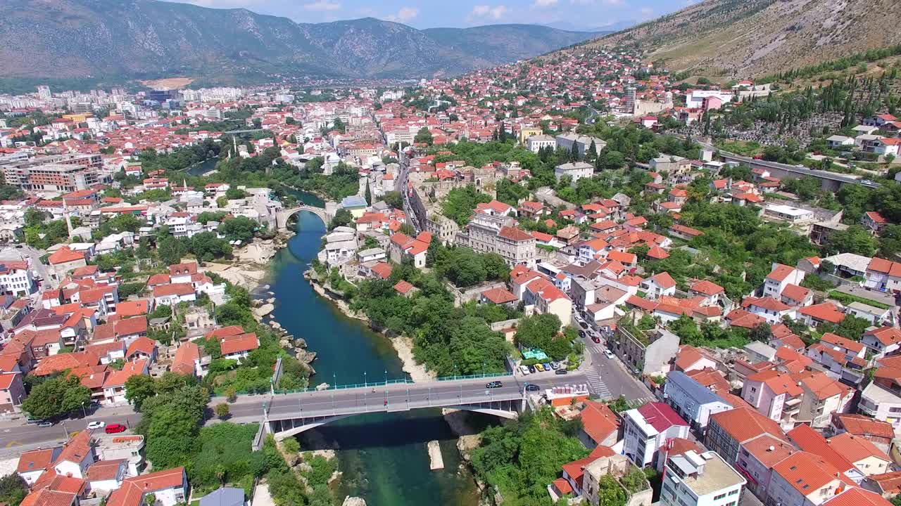 vista aérea del puente antiguo y moderno en mostar, bosnia y herzegovina