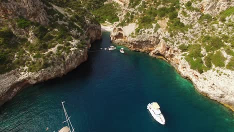 una vista aérea muestra veleros y turistas en la playa de stiniva en vis croacia