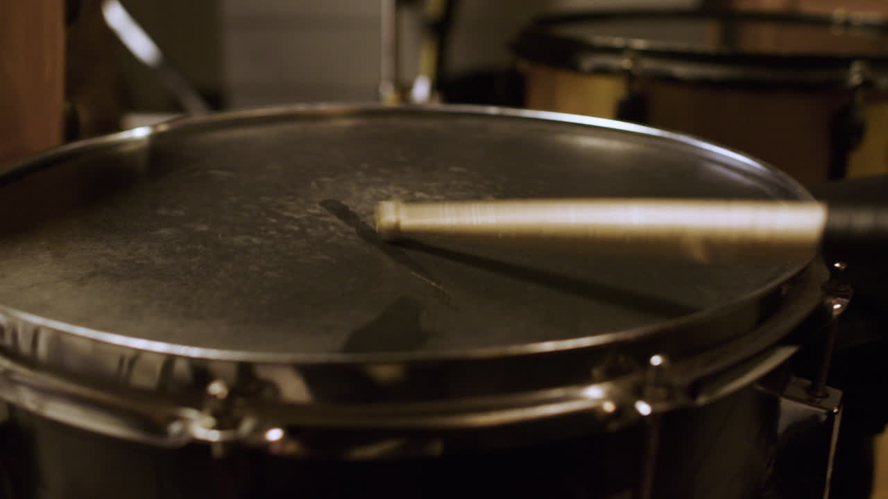 неузнаваемый музыкант в студии