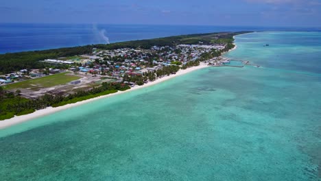 vista aérea de un pequeño pueblo en las maldivas