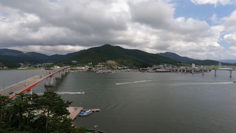 barcos navegando en la isla geoje con dos puentes en gyeongsangnam-do, corea del sur