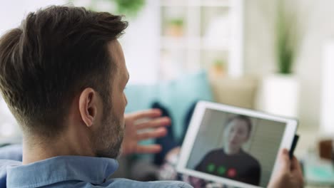 Video-De-Un-Hombre-Teniendo-Una-Videoconferencia-Con-Un-Compañero-De-Trabajo.