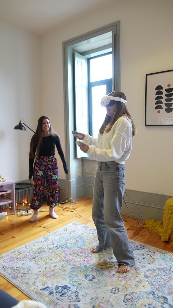 두 소녀가 집에서 vr 헤드으로 재미를 느끼고 있습니다.