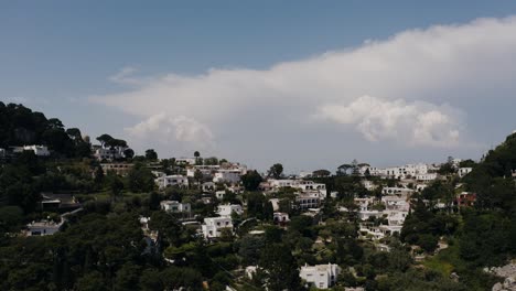 Disparo-De-Un-Dron-Sobrevolando-Capri,-La-Vivienda-Urbana-De-Italia,-Para-Revelar-El-Mar-Más-Allá-Del-Horizonte.