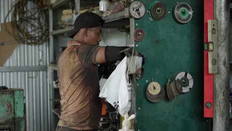 trabajador en un taller