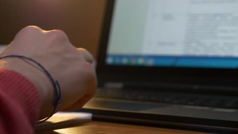 persona que trabaja en una computadora portátil por la noche