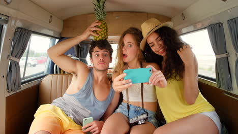 un grupo de amigos siendo tontos tomando selfies