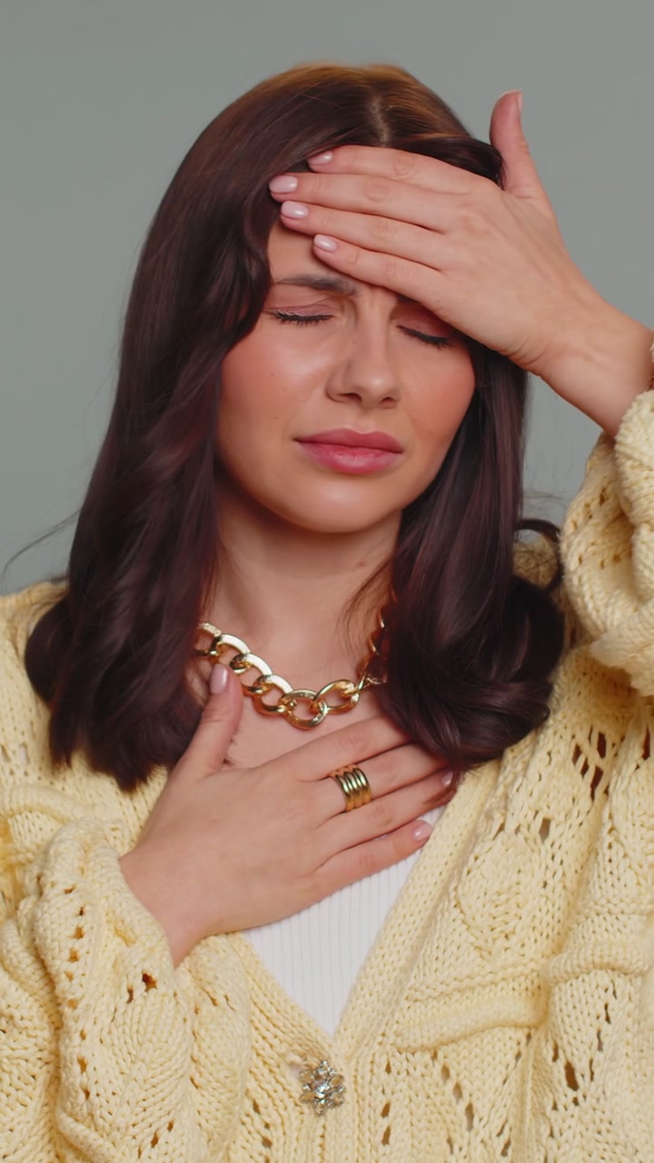 Donna malata che tossisce e copre la bocca con la mano che si sente male sintomi di allergia o infezione virale