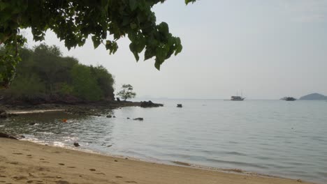 Vista-Al-Mar-En-El-Resort-De-Playa-En-Labuan-Bajo,-Isla-De-Flores,-Indonesia