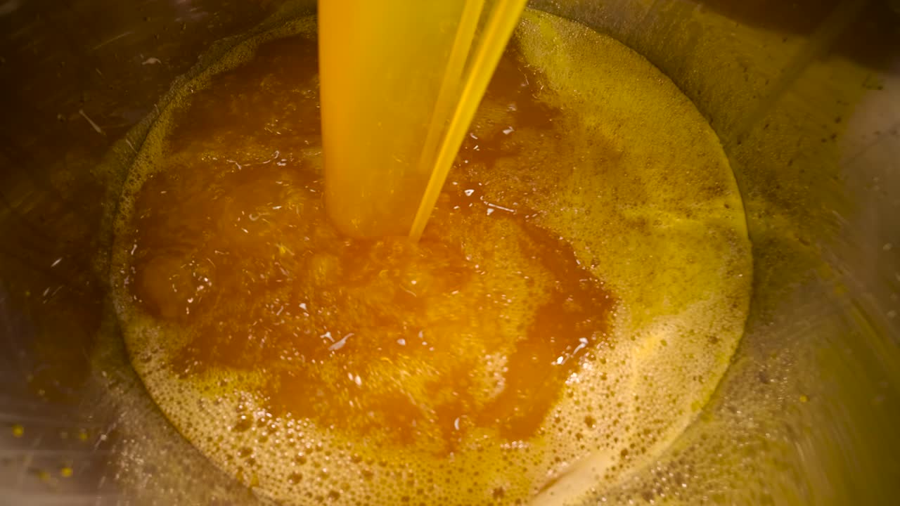 Versare del liquido in un contenitore
