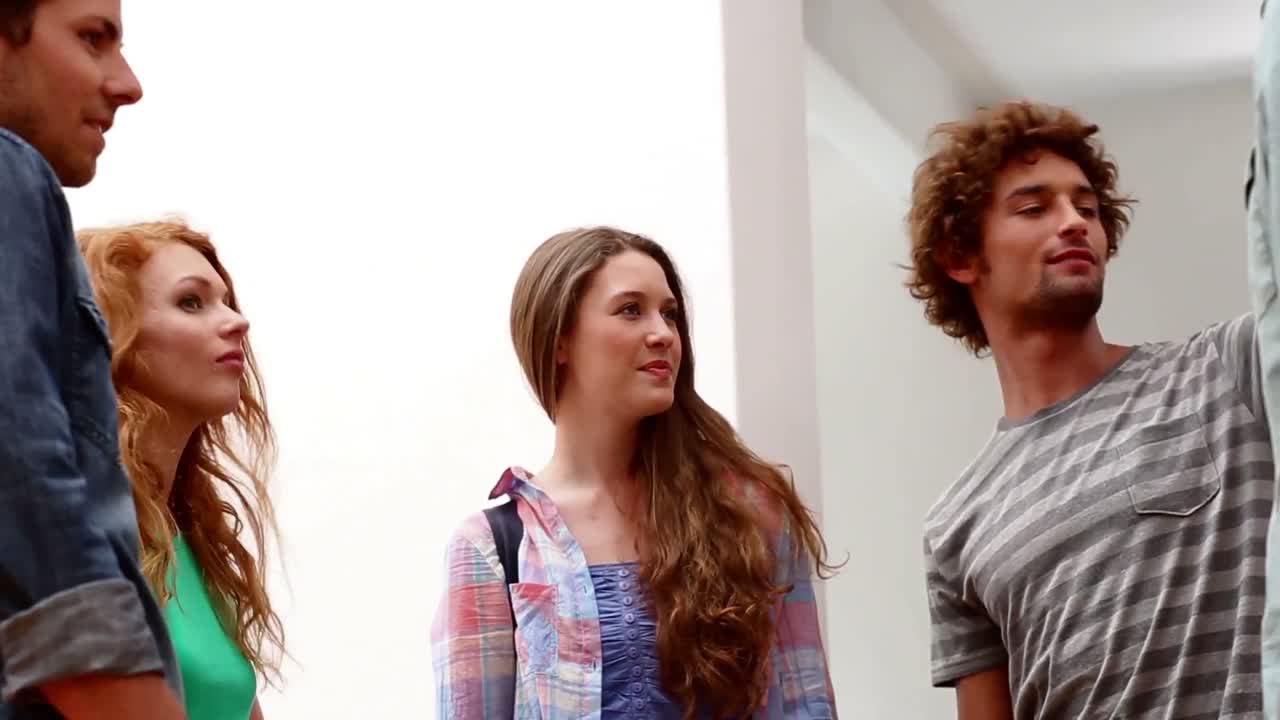 estudiantes de pie y charlando juntos