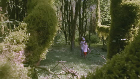 niños caminando en un bosque de musgo