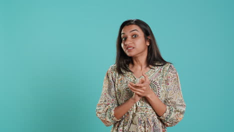 Portrait-of-jealous-woman-mockingly-clapping-hands