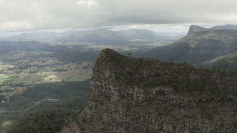 4K-Drohne-Schoss-Langsam-Um-Eine-Große-Bergklippe-Im-Border-Ranges-National-Park,-New-South-Wales,-Australien