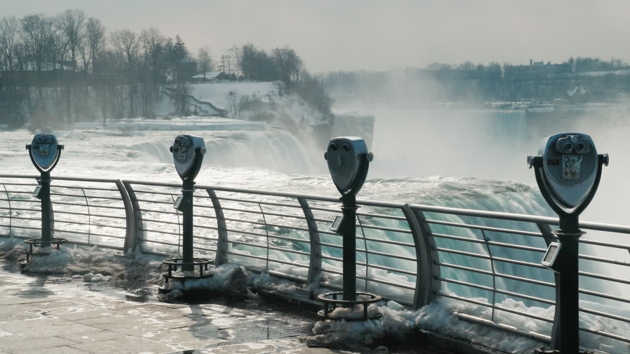 얼어붙은 나이아가라 폭포를 내려다보는 쌍안경 4k 비디오
