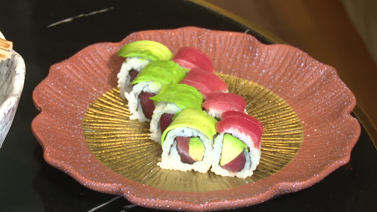 Delicious Tuna and Avocado Sushi Rolls
