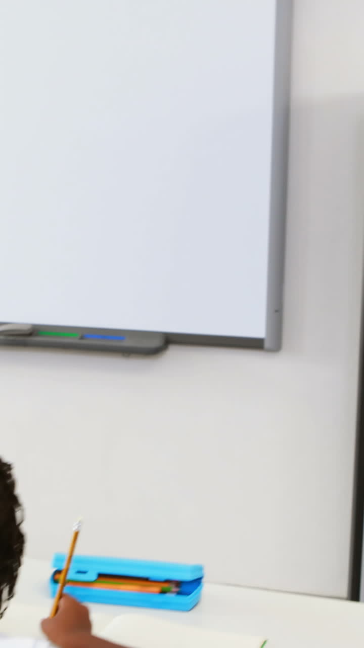 maestro ayudando a los niños con sus tareas en el aula