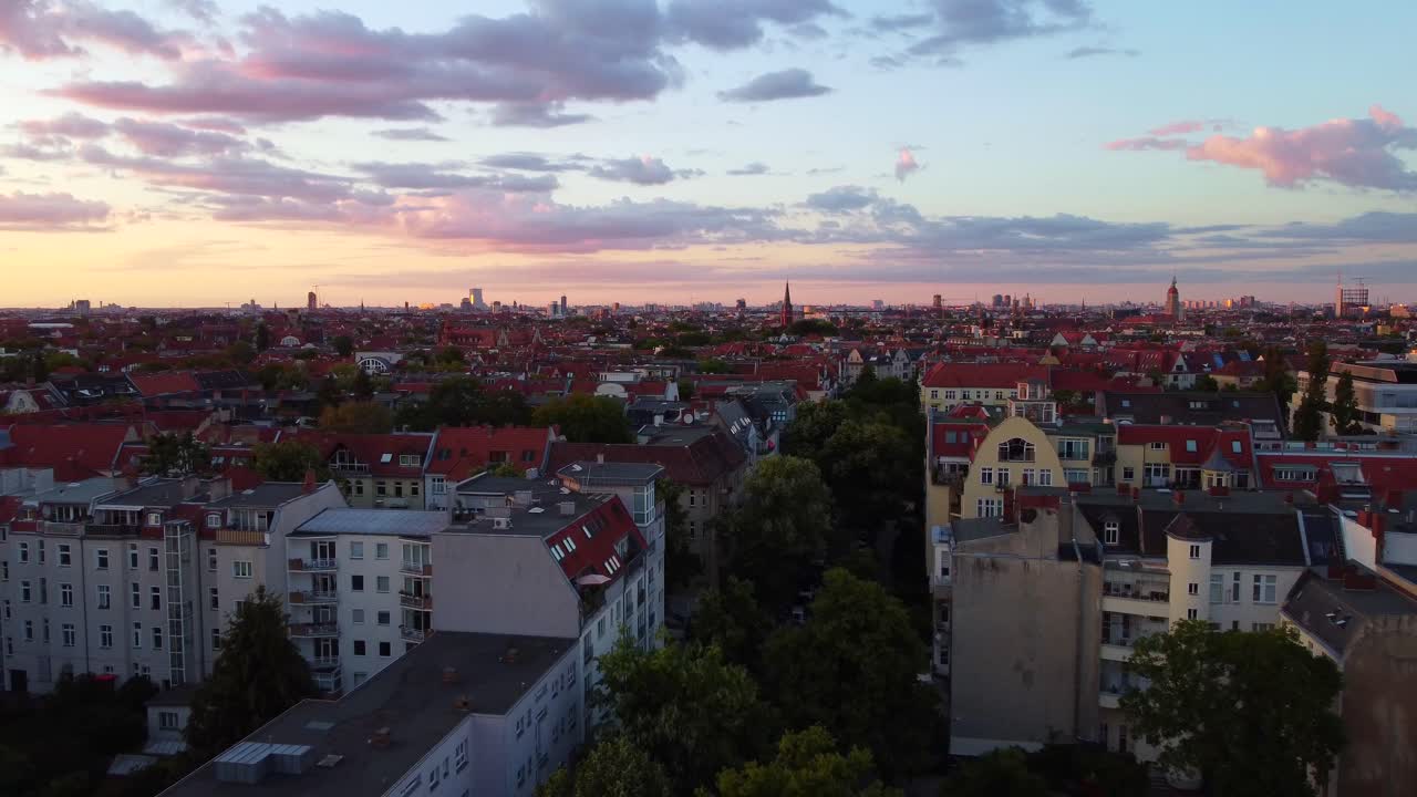 I migliori parchi verdi di quartiere, senza crimine, pace, tranquillità, veduta aerea, volo all'indietro, filmato da drone, Berlino Steglitz, ora d'oro, Estate 2022, vista cinematografica dall'alto, Guida turistica di Philipp Marnitz.