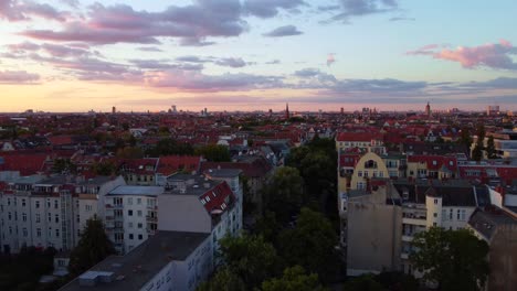 Beste-Nachbarschaft-Grün-Parks-Kein-Kriminalität-Frieden-Ruhig-Luftaufnahme-Flug-Fliegen-Rückwärts-Drohne-Aufnahmen-Berlin-Steglitz,-Goldene-Stunde-Sommer-2022-Filmische-Ansicht-Von-Oben-Tourist-Guide-By-Philipp-Marnitz