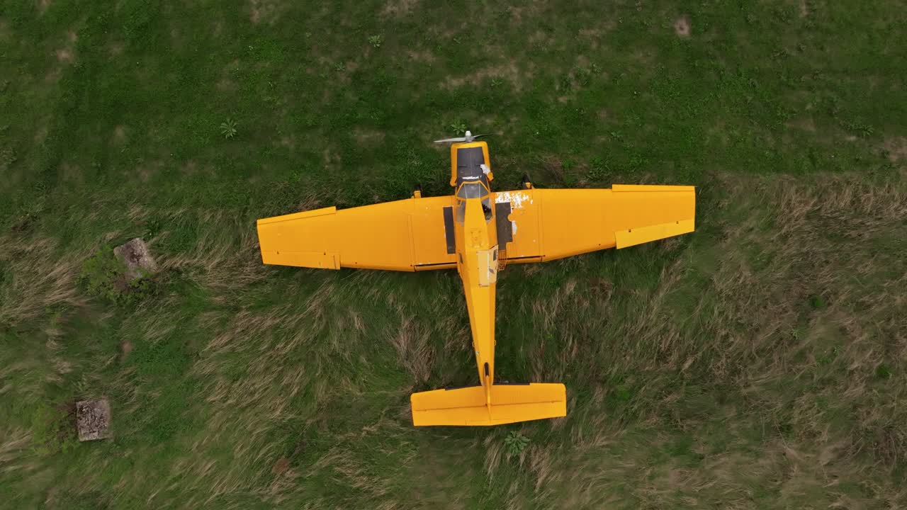 Scatto da drone di un aereo giallo abbandonato circondato dalla natura, Slovacchia.