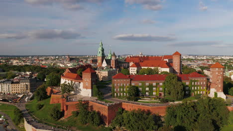 castillo de wawel en la hora dorada, cracovia, polonia