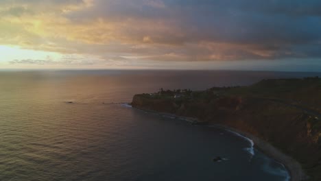 vista de drones por la tarde desde la costa y momento de la mitad del atardecer de palos verdes estates, california