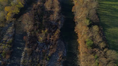 Aerial-shot-rising-from-beautiful-creek-revealing-farmhouse-and-beautiful-countryside-in-the-distance