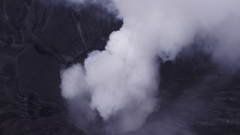Volcán-Activo-Con-Cráter