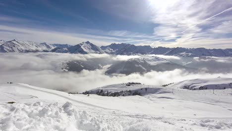 Lapso-De-Tiempo-De-Niebla-Viajando-A-Través-De-Picos-Nevados