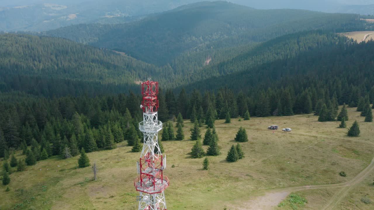 torre de telecomunicaciones en las colinas de la montaña golija, serbia occidental
