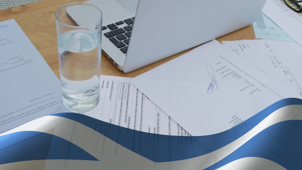 문서와 노트북 책상 위에 발 애니메이션을 흔들고